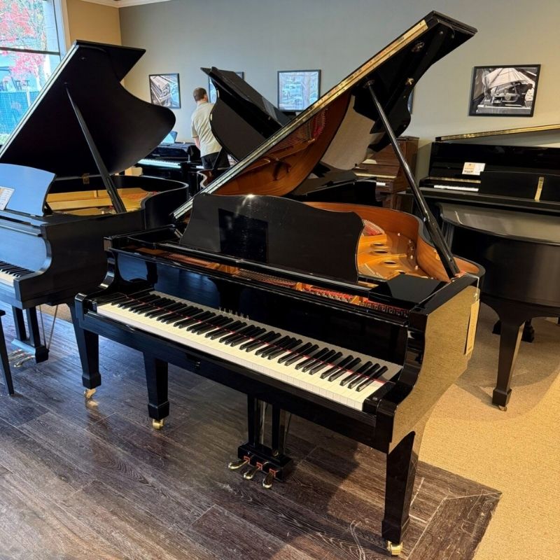 Piano Yamaha CF6 được trưng bày tại cửa hàng của Piano Đức Trí